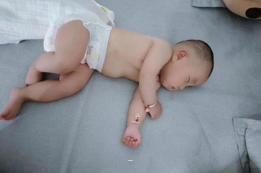 广州供卵代怀包生男孩宝宝胳膊上起红疙瘩